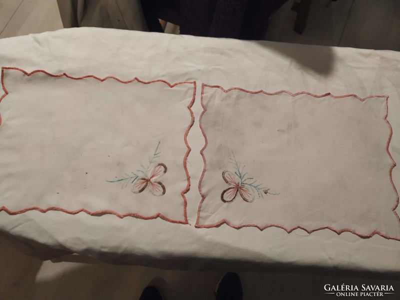 Kettő db  kézzel hímzett batiszt zsebkendő  / terítő