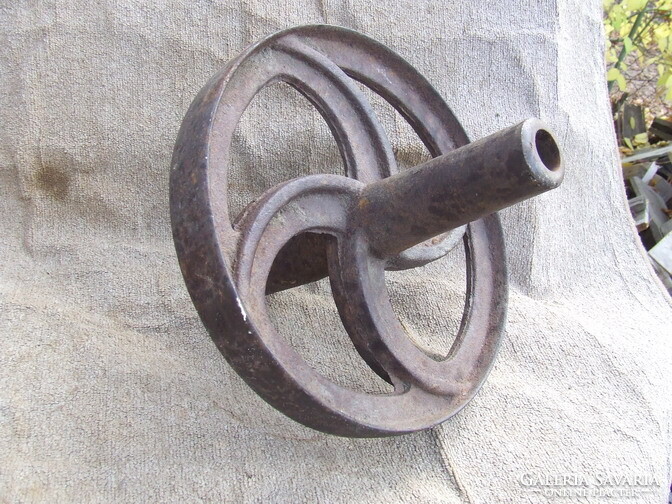 Régi tárgy alkatrész öntvény kerék