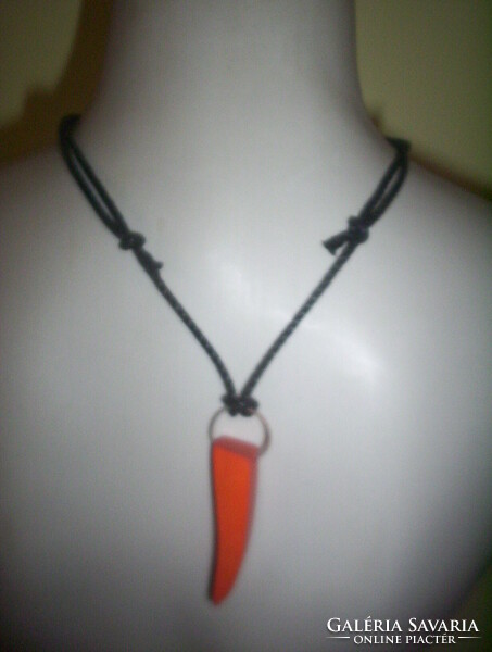 Uniszex! Fekete zsinóron érdekes fa medál tégla színben