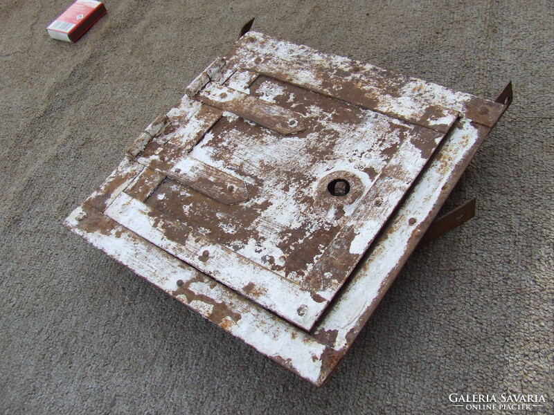 Régi tárgy vas ajtó kéményajtó