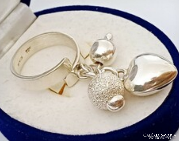 Mexikói ezüst gyűrű nagy szív és gömb medálokkal