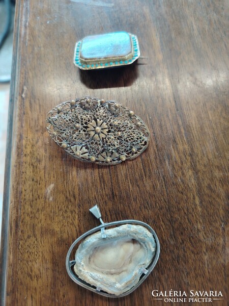 Antik kitűzők brossok