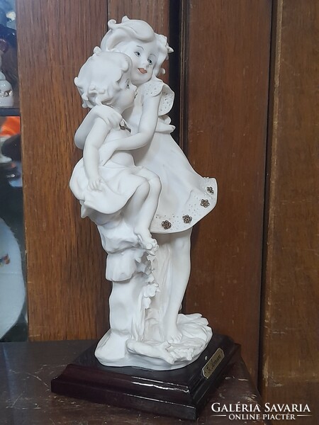Italy Art Deco Capodimonte Giuseppe Armani 1986 Florence Kislány Pár Szobor,Fa Talapzaton.20.5 cm.