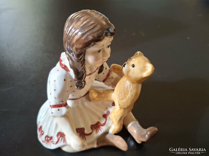 Porcelán figura-Kislány macival