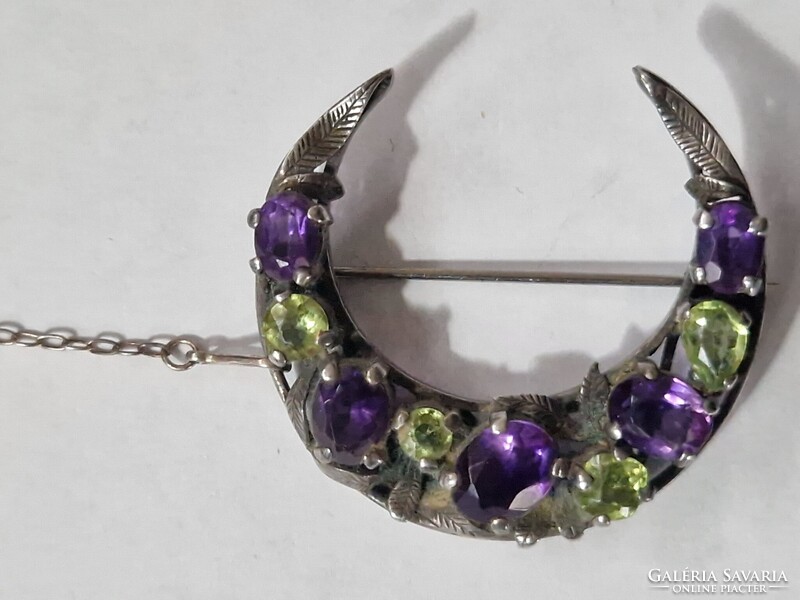 Kitűző lila, halványzöld kövekkel