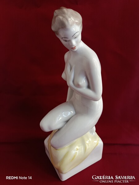 Hollóházi kézzel festett női akt PORCELÁNFIGURA - Tavaszi szél