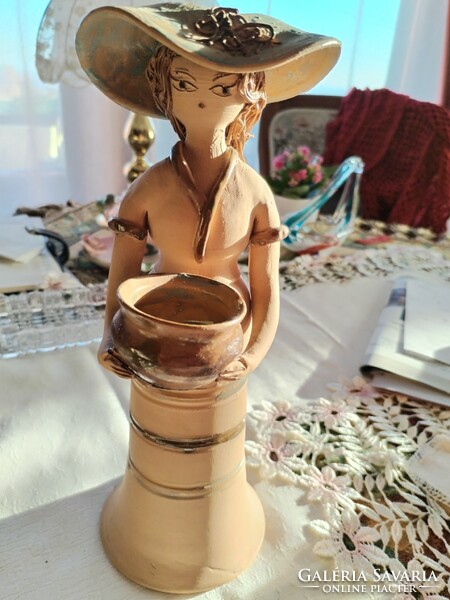 Kerámia lány korsóval