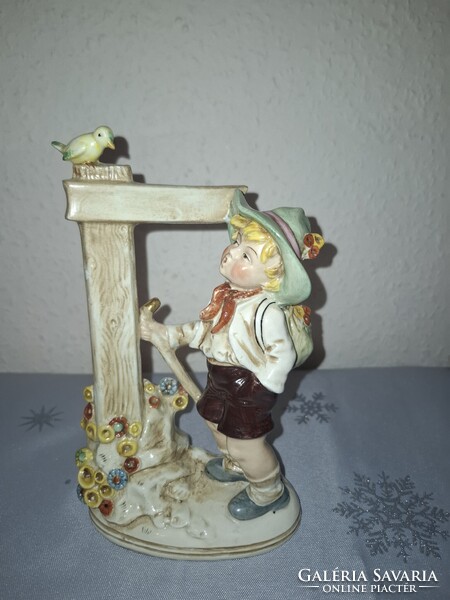 Gyönyörű Ritka, Alt Wien fütyürésző kisfiú eladó szép kézzel festéssel, állapotban kb 18cm