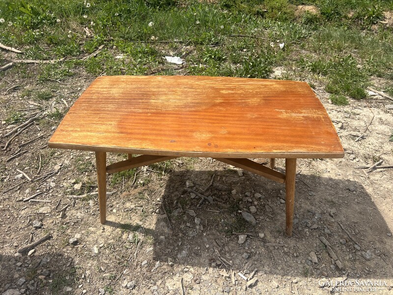 Retró kagyló fotelek asztallal.60-70-es évekből.
