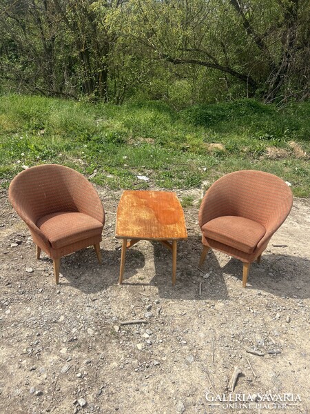 Retró kagyló fotelek asztallal.60-70-es évekből.