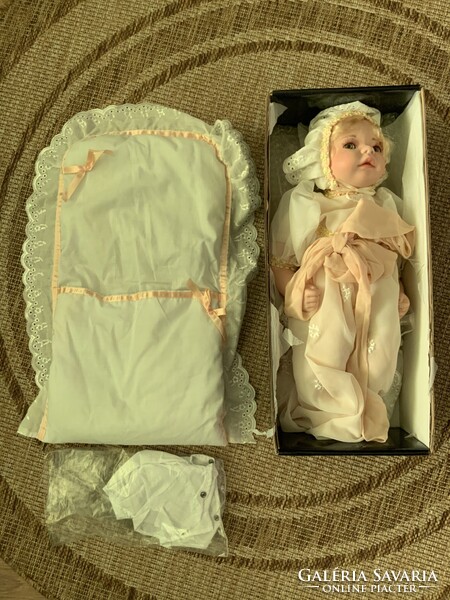 VICTORIAN-DOLL PORCELÁNFEJŰ BABA, RUHÁVAL, PÓTRUHÁVAL, M: 44 CM