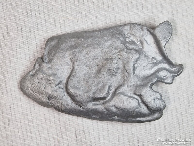 Vaddisznót ábrázoló régi fém hamutál vagy kínáló szép állapotban 17 cm. hosszú és 198 g. súlyú