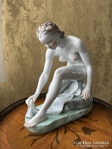 HERENDI PORCELÁN TÉRDEPLŐ AKT, NŐI AKT SZOBOR