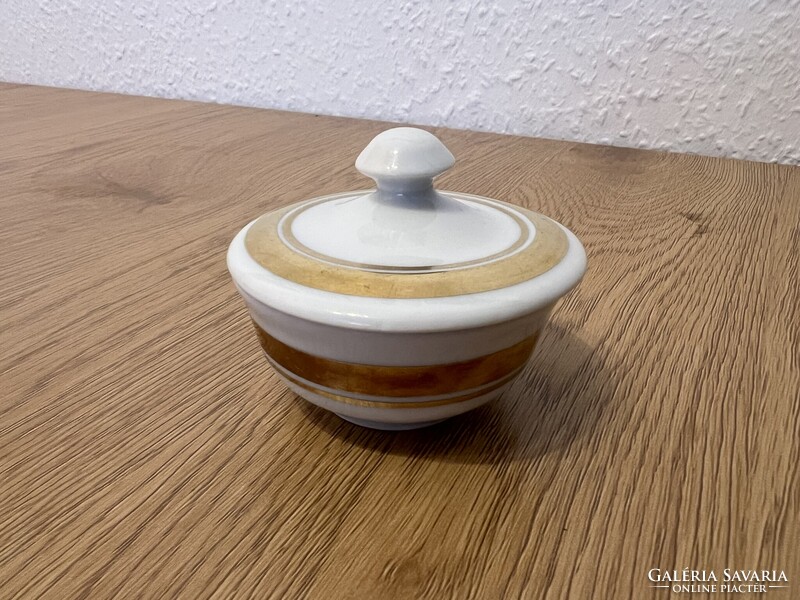 Porcelán vajtartó