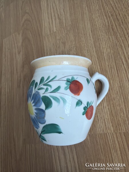 Régi porcelán hasas bögre élénk színekkel.