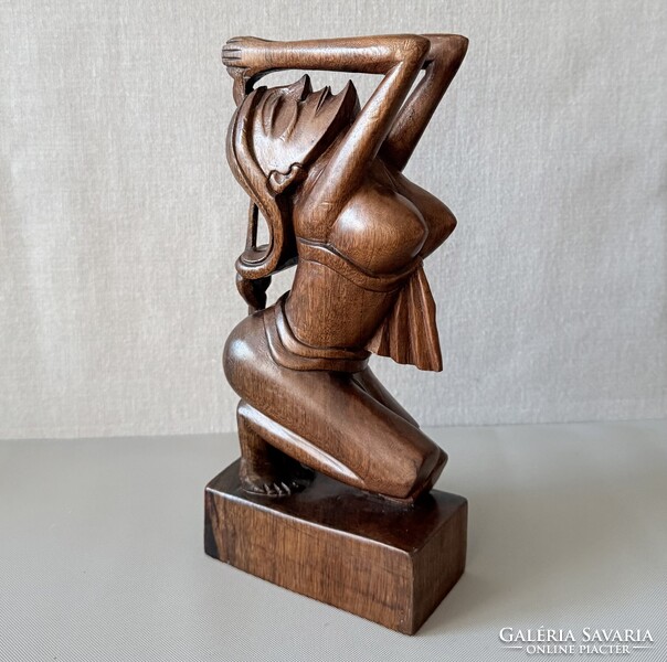 Kézzel faragott balinéz Art Deco női faszobor – Tömör trópusi keményfa (29 cm)