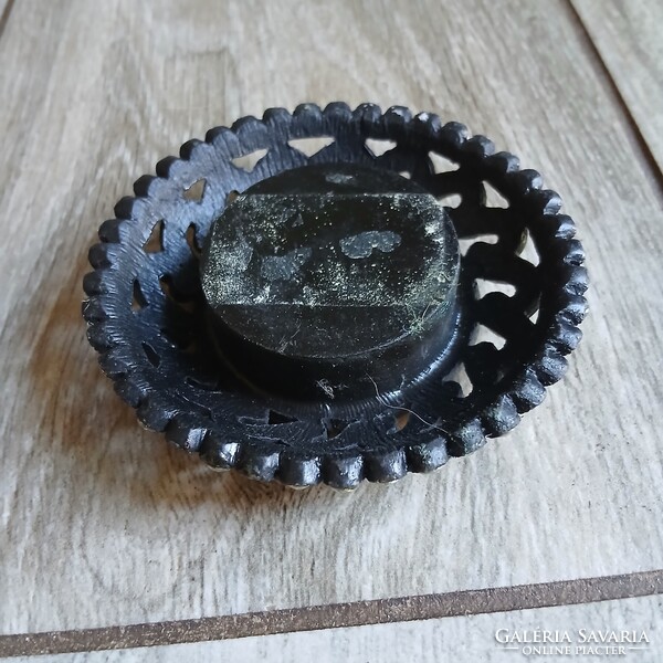 Régi zománcozott bronz mécsestartó (8,1x1,7 cm)