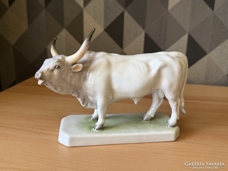 Herendi szürkemarha porcelán figura Báró Lipthay Mária, Magyar bika
