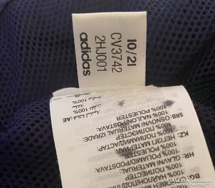 Adidas Core gyerek / széldzseki sötétkék (navy blue) szinben, fehér díszitöcsíkokkal.