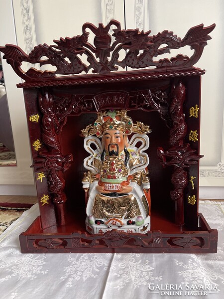 Álomszép faragott fa Keleti házi oltár nagy nagyméretű porcelán budhával.