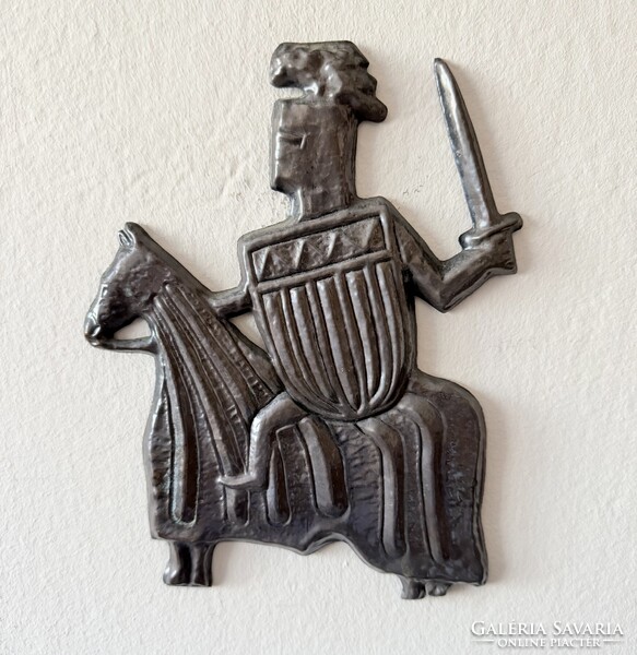 BRUTALISTA RÉZ FALIDÍSZ – TRÉBELT PÁNCÉLOS VITÉZ (25x19 cm)