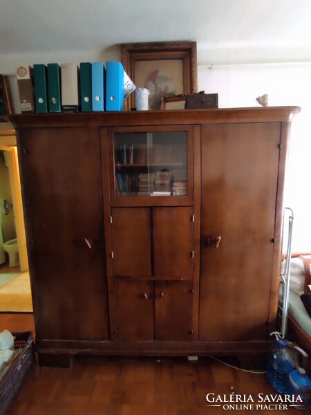 Biedermeier stílusú, dió furnéros nagyméretű szekrény – felújítandó, szétszedhető