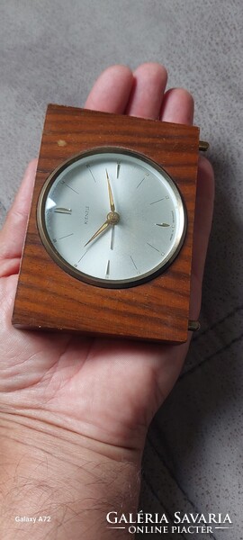 Elegáns Kienzle asztali óra/ébresztőóra az 1960-as évekből. Működik