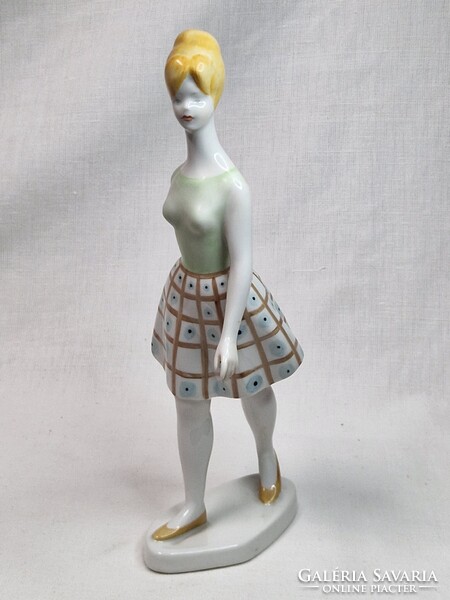 Hollóházi nagyméretű ritkább festésű porcelán retro ruhás sétáló lány hibátlan állapotban 24,5 cm