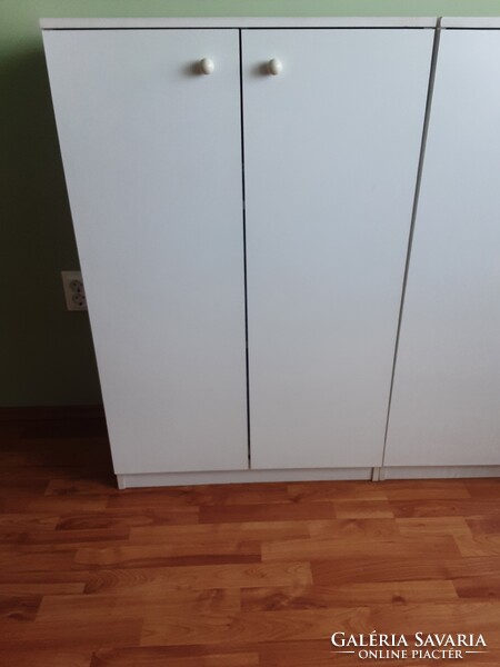Fehér kisszekrény, bútorlapból, 111 cm x 72 cm x 38 cm