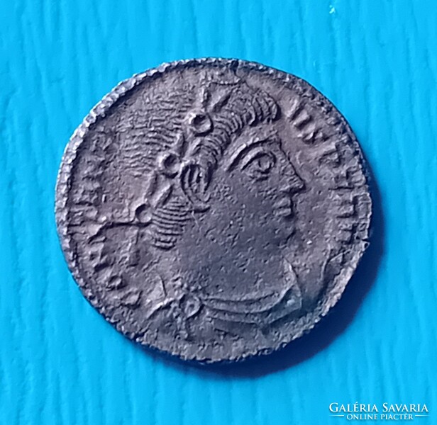 Római follis , ll. Constantius // 2 katona 1 standarddal