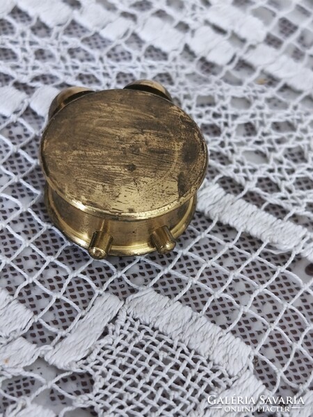 Miniatűr sárgafém ébresztőóra: tündéri vintage babaház kiegészítő   32.