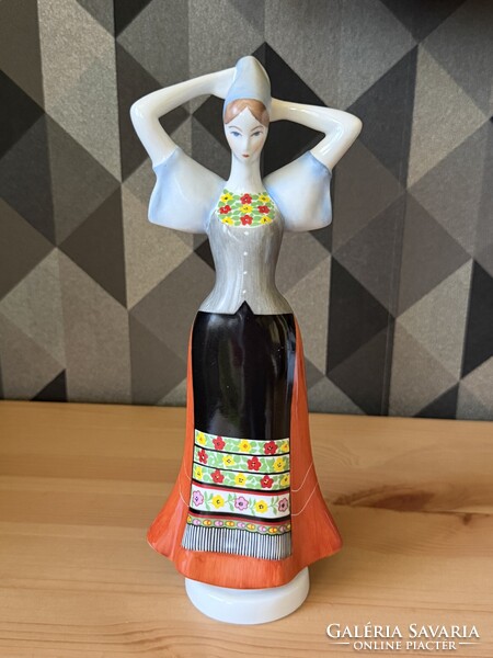 Aquincumi Matyó Lány Népviseletben porcelán figura