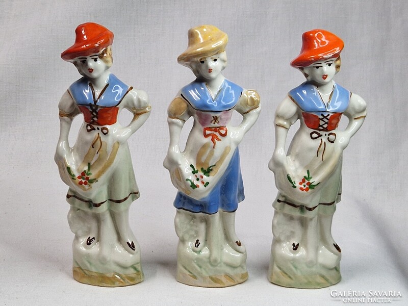 Csillogó mázas festésű kalapos nő porcelán figurák szép állapotban együtt eladók 17 cm. magasak
