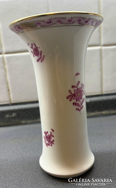 Herendi porcelán váza az ikonikus, kézzel festett Apponyi purpur (lila) mintát viseli.