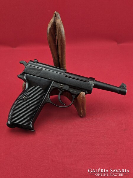 II. világháborús német Walther P38 mintájára készült díszfegyver