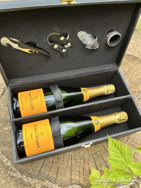 CHAMPAGNE CLUB - Dupla Palackos Pezsgőhordozó Díszdoboz Borkiegészítő Készlettel