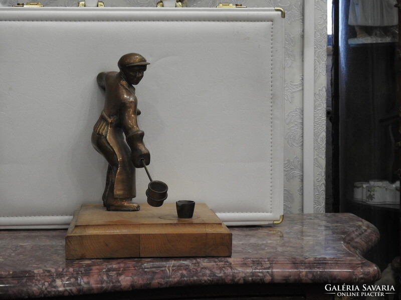Szocialista Realizmus - Öntő munkás - Bronz öntvény, fa talapzaton. 21 cm