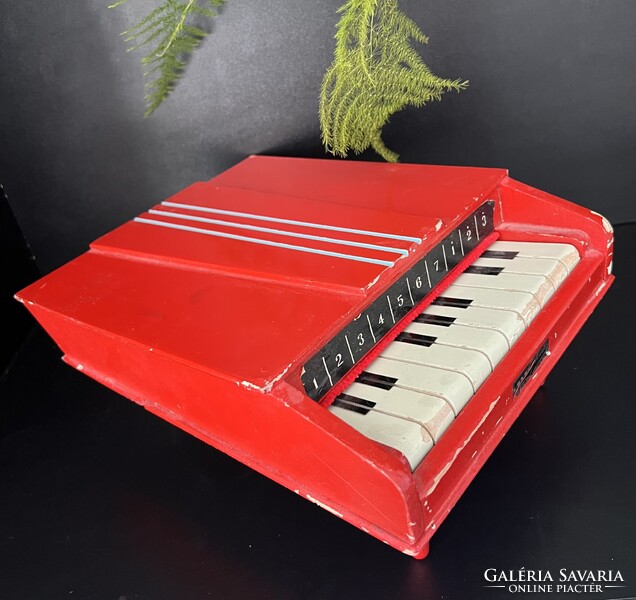 Retro, piros, három lábú Baby piano fa zongora 1960’