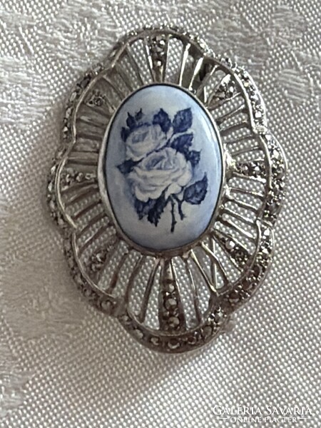 Gyönyörű porcelán betéttes bross áttört markazit kövekkel díszített széllel.