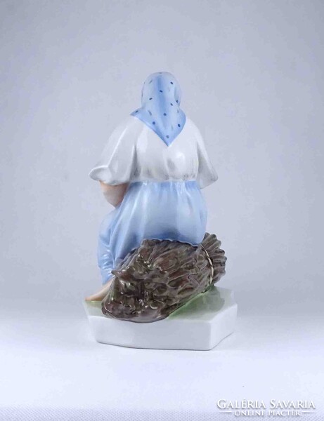 2A504 Nagyméretű Zsolnay Sinkó porcelán szobor - Rőzsén ülő asszony 26.6 cm