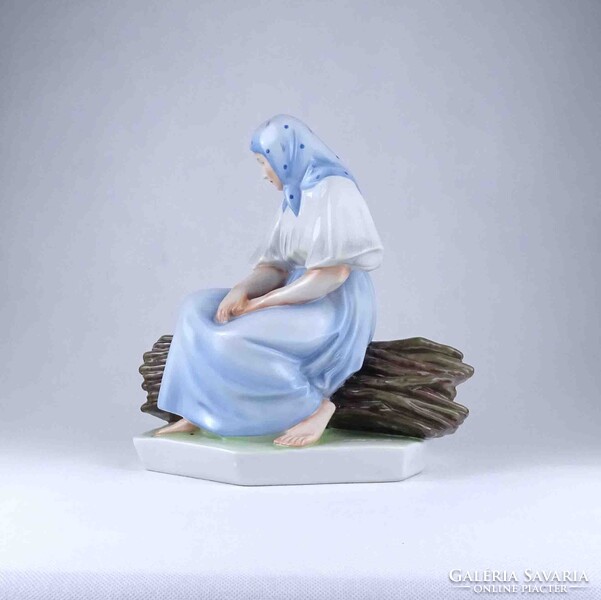 2A504 Nagyméretű Zsolnay Sinkó porcelán szobor - Rőzsén ülő asszony 26.6 cm