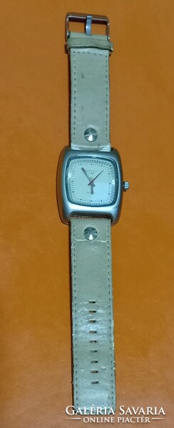 Eladó egy Retro "DIESEL  Time" Tipusú  Női Férfi Quartz karóra , szépen működő ! Aszíja kopott !