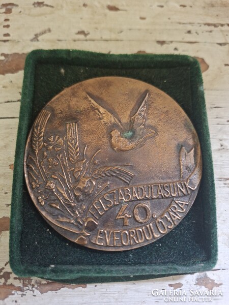 Felszabadulásunk 40. évfordulójára bronz plakett, történelmi érme 1985