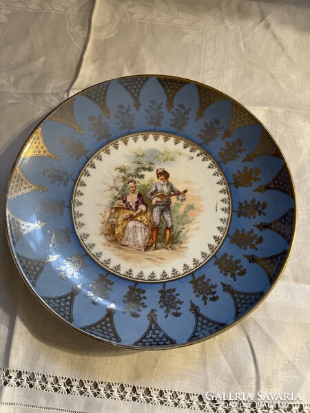 A beautiful, richly gilded decorative plate with a scene, which can also be hung on a large wall.