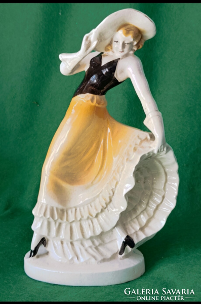 Art deco német sitzendorfi sárga ruhás kalapos hölgy fajansz  szobor  1918 -tól