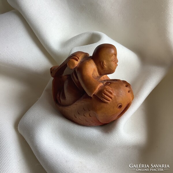 Koi Halon lovagló baba Fa Állat japán netsuke necuke Miniatűr fafaragás Feng Shui Keleti Horoszkóp