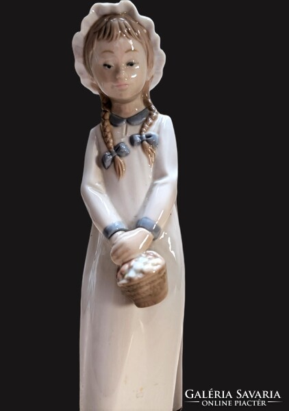 Lladro Nao porcelán kislány hálóruhában
