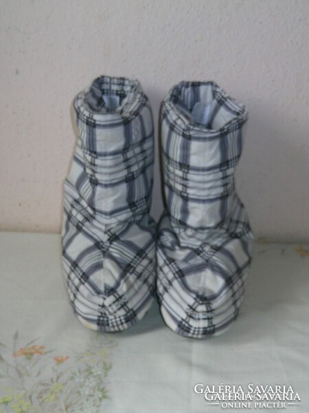 Kockás toll töltelékes textil lábmelegítő, papucs ( 39/41-es )