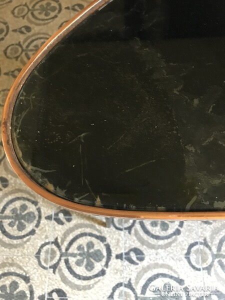 Retró , fekete üveglapos réz keretű egyedi lábú vese formás asztal