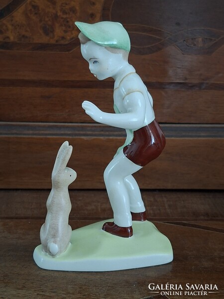 Retro Aquincum porcelán figura kisfiú nyuszival– I. osztályú, hibátlan